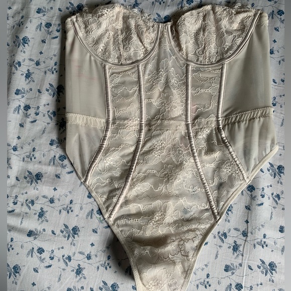 VICTORIA'S SECRET‼️. VERY SEXY
Shine Strap Halter Lace Teddy‼️ - Picture 10 of 11